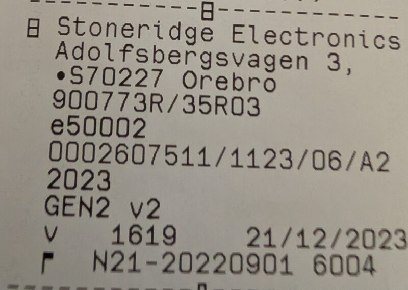 Exempel: rubrik på en Stoneridge-färdskrivarutskrift med tillverkaruppgifterna Stoneridge Electronics och generationsmärkningen GEN2 v2